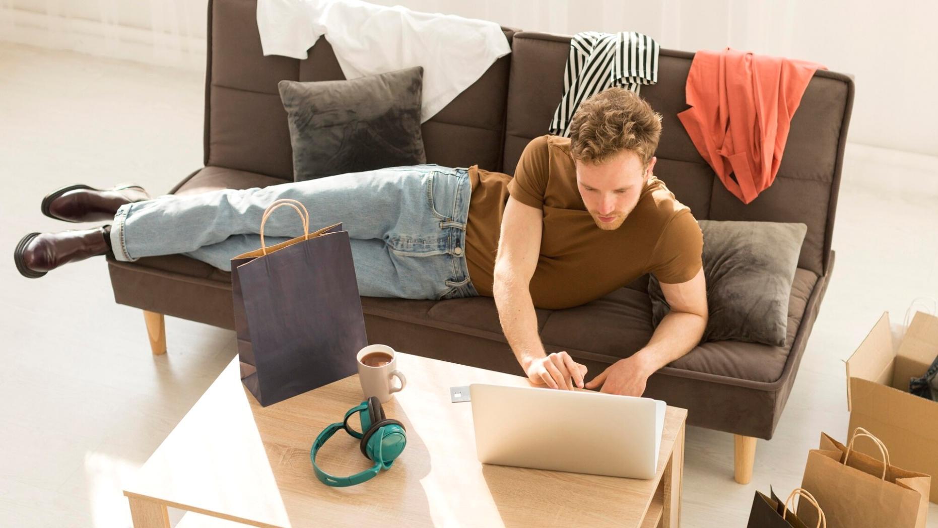 Teilnehmende arbeiten gemeinsam an Finanzplänen