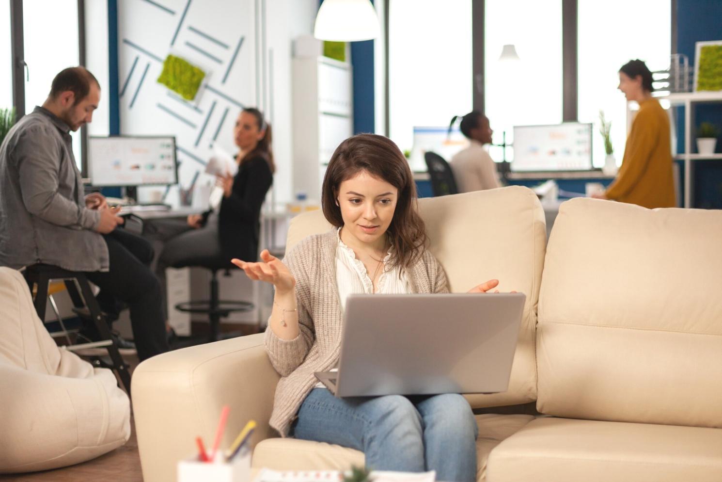 Arbeitsumgebung bei vorenthosia – Teamarbeit im Büro